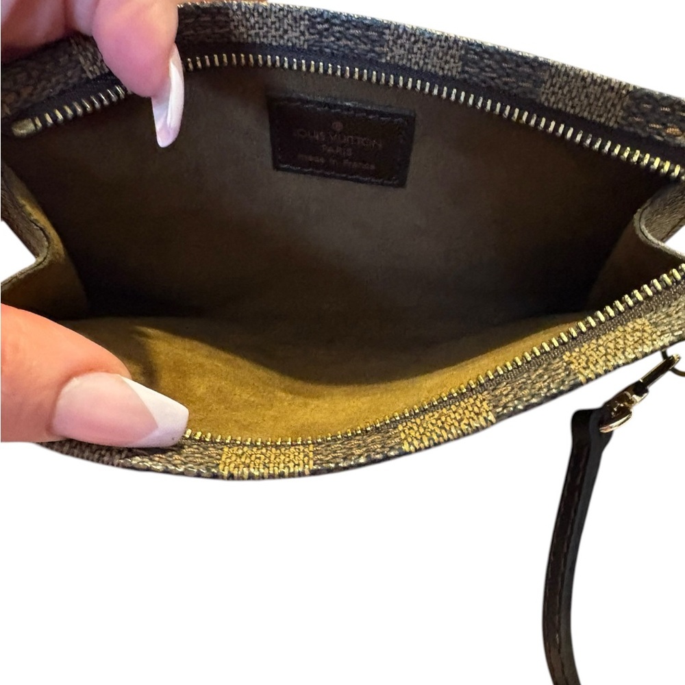 Louis Vuitton Neverfull Pouch in Damier Ebene W/ Strap Attachment • Authentic - Picture 13 of 16